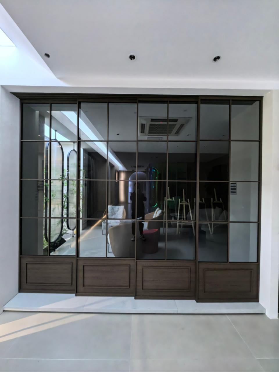 Four-track linkage sliding doo